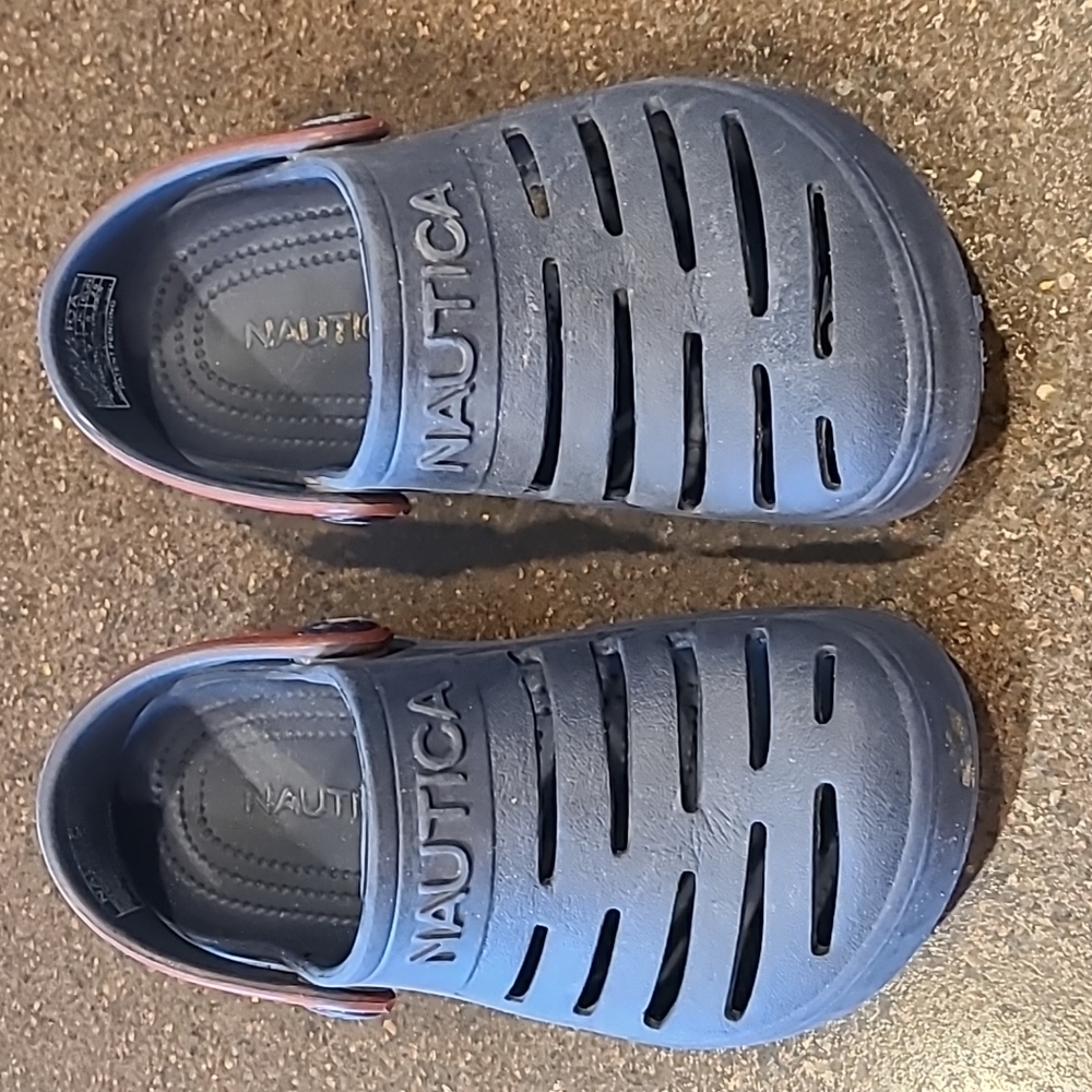 Nautica size 9 clogs